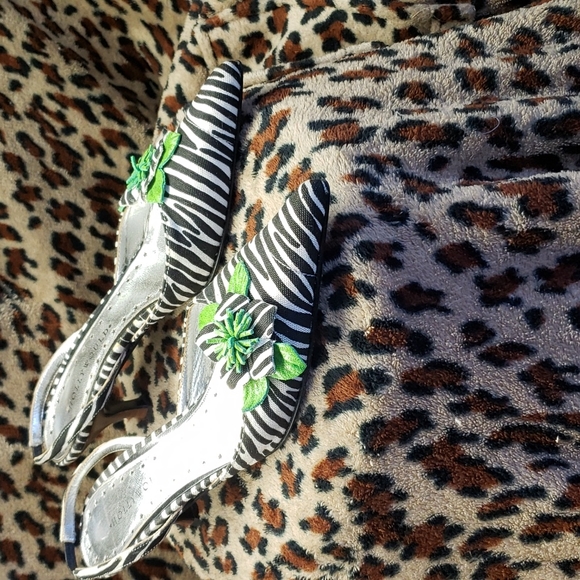 Shoes - Picture 2 of 4